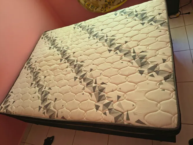 Cama semi nova