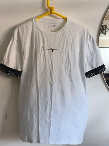 Roupas semi nova camisa C&A e multimarcas 10,00 ler discrição