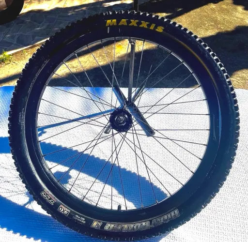 Roda montada 36H com pneu MAXXIS