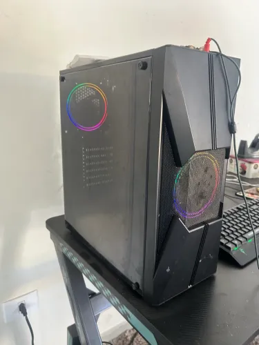 Computador, mesa e cadeira