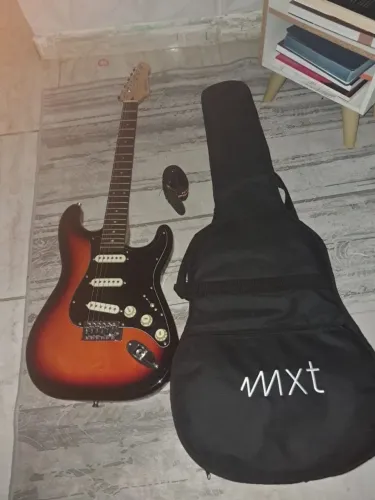 Guitarra Stratocaster 2 meses de uso. TROCO EM BATERIA PARA INICIANTES.