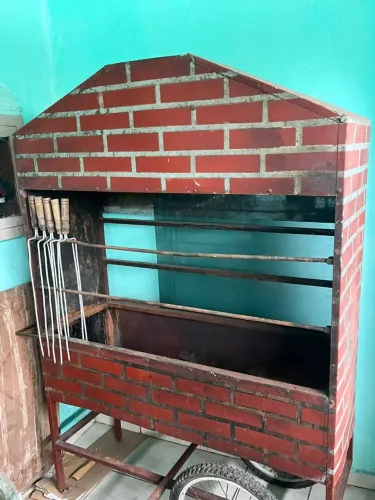 Churrasqueira profissional com cinco espetos