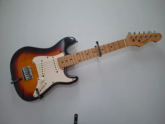 Guitarra infantil Vogga Sunburst com suporte para fuxar na parede
