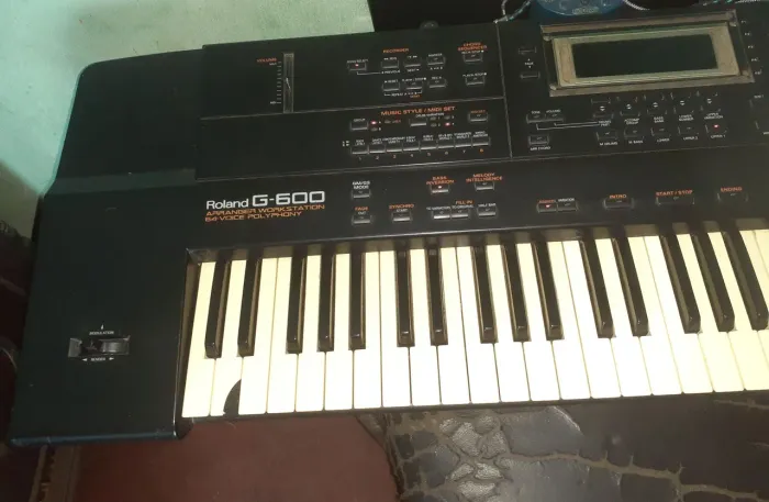 TROCO POR GUITARRA SEMI-ACUSTICA  OU ALGO QUE POSSA ME INTERESSAR.