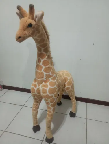 Girafa de pelucia realista 90cm