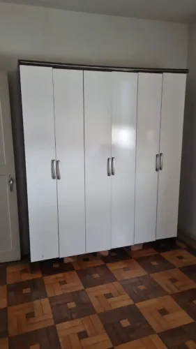 Guarda-roupa 6 portas com puxadores cromados
