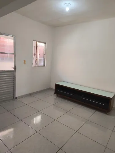 Alugo casa luz e água incluso, bairro Trobogy.