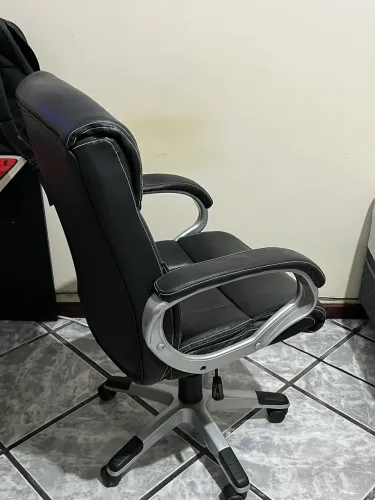Vendo cadeira de escritório confortável