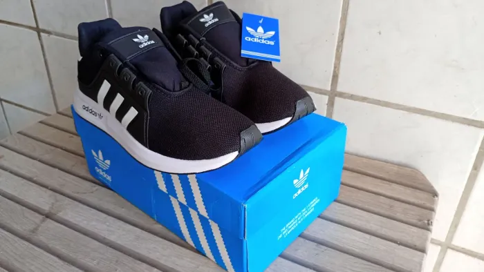 Estilo Adidas. Primeira Linha. Modelo casual. Cor Preta com listas brancas.