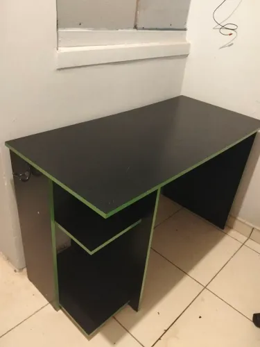 Escrivaninha Gamer Preta com Detalhes Verdes