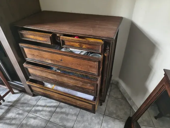 Cômoda colonial em imbúia maciça (tampo revestido) com 2 gavetas pequenas e 3 grandes.