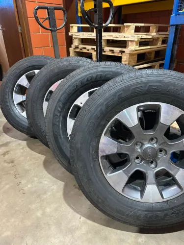Jogo Pneus e Roda Jeep Wangler Aro 18 5 furos 5x127mm 