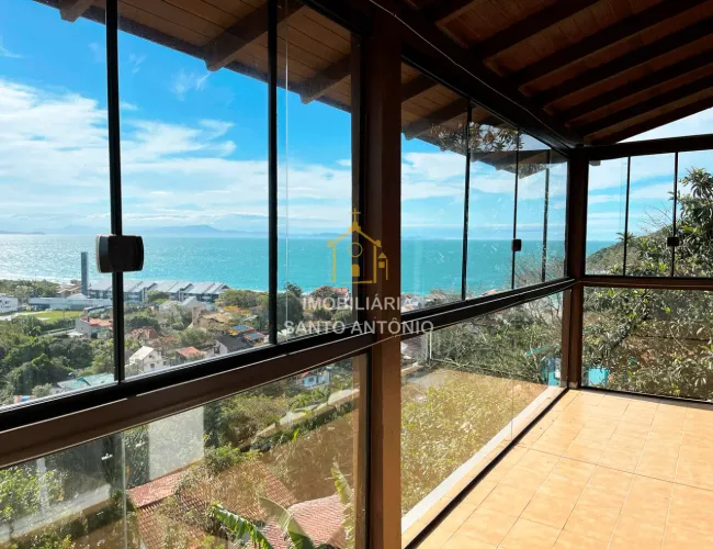 Casa com uma vista encantadora para o mar e para a natureza.