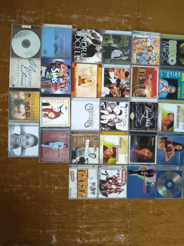 28 CDs variados de vários artistas