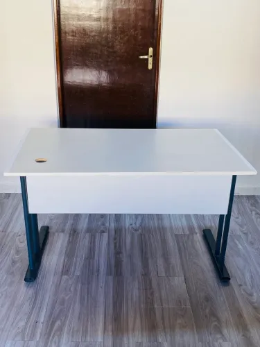 Lote 200 mesas escritório com gavetas 