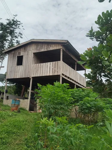 Sitio de porteira fechada com carro e internet starlink