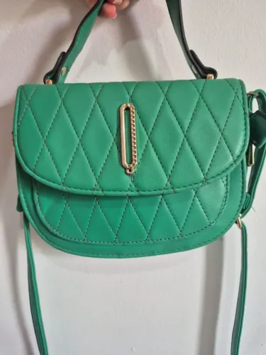 Bolsa verde sem marcas de uso