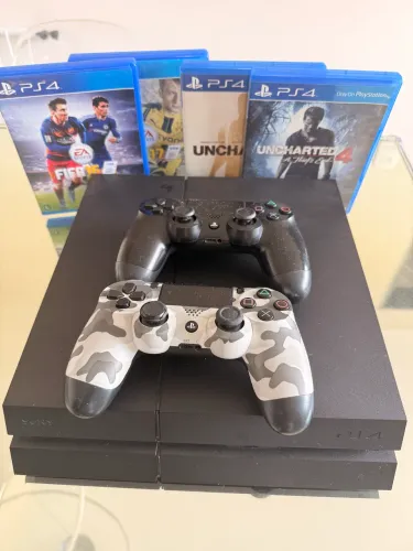 PlayStation 4 com 2 controles + 4 jogos
