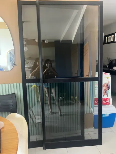 PORTA DE CORRER DE VIDRO E ALUMÍNIO