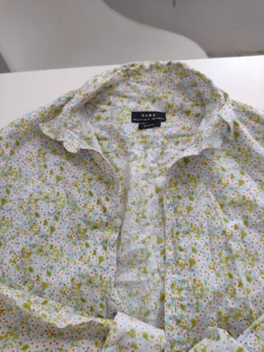 Blusa linda estampa jardim perfeito com jeans.