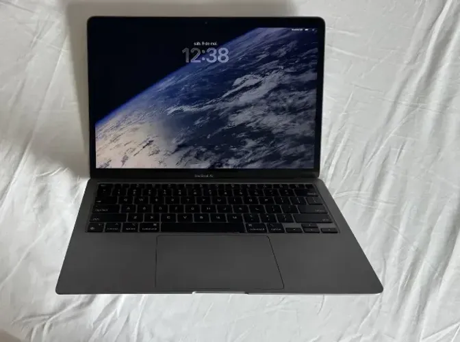 Apple Macbook Air M1 13.3 8gb Ssd-256gb + Case