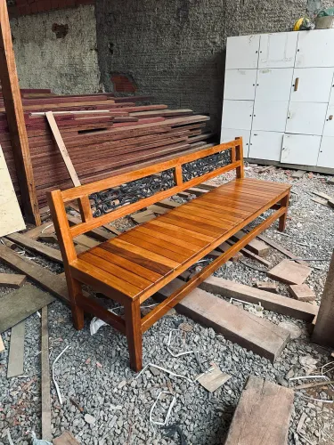 Banco em Cumaru 2.0x0,45m com verniz super 