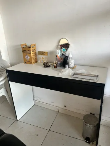 Mesa com gaveta