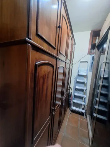 Guarda Roupa Duplex em Madeira 4 portas c/Espelho em uma porta. Medidas: C195 X A245 X P53