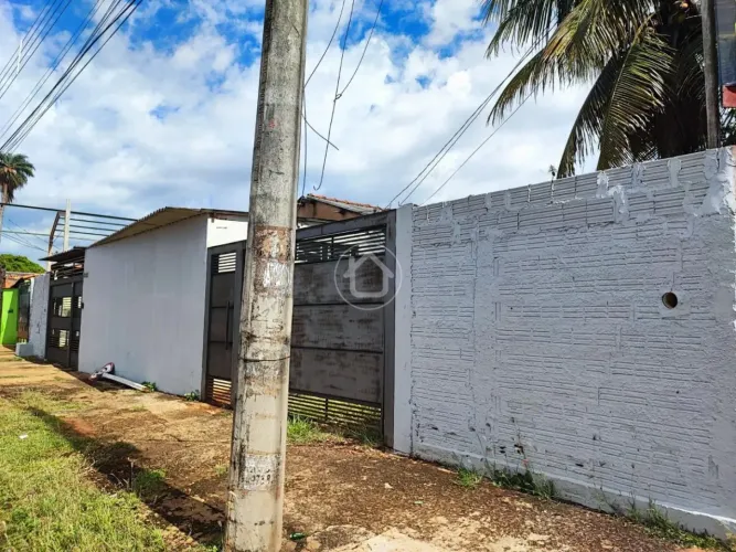 TERRENO DE ESQUINA COM 2 CASAS CONSTRUÍDAS