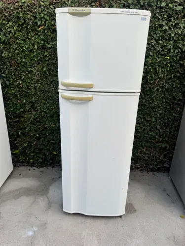 Geladeira Electrolux gelo seco ( entrego)