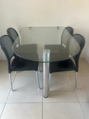 Mesa de jantar de vidro com 4 cadeiras
