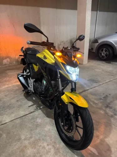 Moto muito bem cuidada, com manutenção em dia e excelente para uso diário ou viagens.