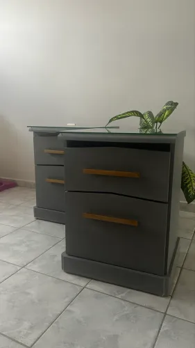 Par de Mesas de cabeceira c/ tampo vidro temperado
