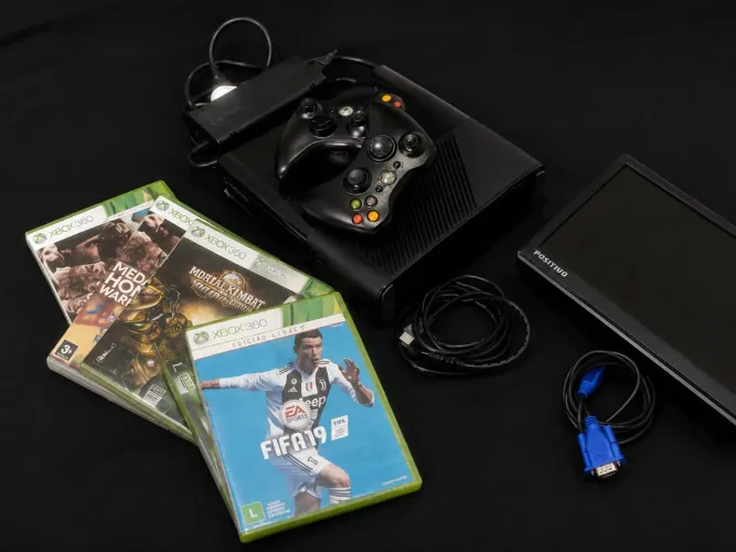 Xbox 360 Super Slim + 27 Jogos + 2 Controles - R$ 650