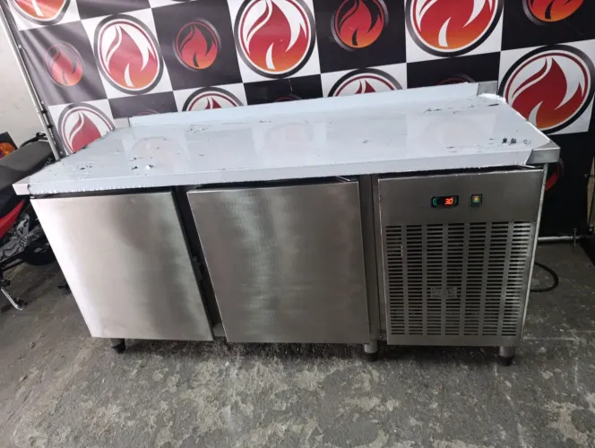 Balcão refrigerado 1,75x70x90. 2 portas 220 volts todo no aço inox por dentro e por fora