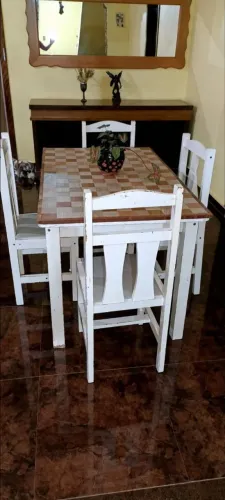 Mesa com as cadeiras 
