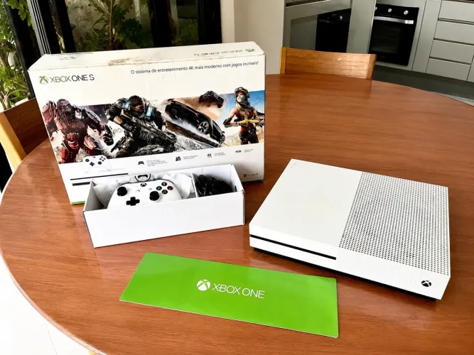 XBOX ONE S - 1T - impecável na caixa original