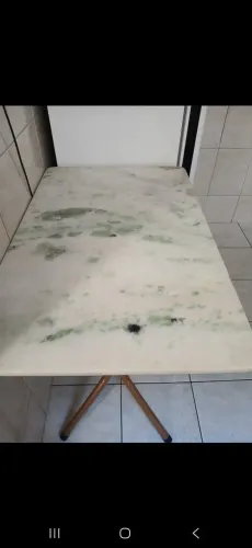 Mesa de pedra granito, sem cadeira.