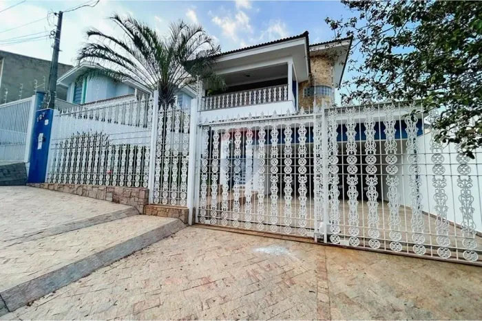 Casa 3 Qtos c/ Piscina no Jardim Pagliato, SP