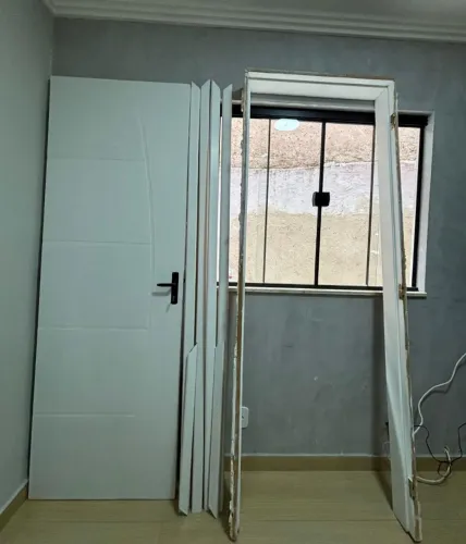 Porta 70 cm  completa , tudo em perfeito estado 
