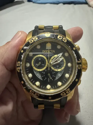 Relógio invicta dourado