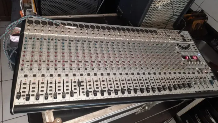 Mesa De som Behringer Eurodesk Sl3242fxPro 32 Canais Mixer bem conservada mais não funcion