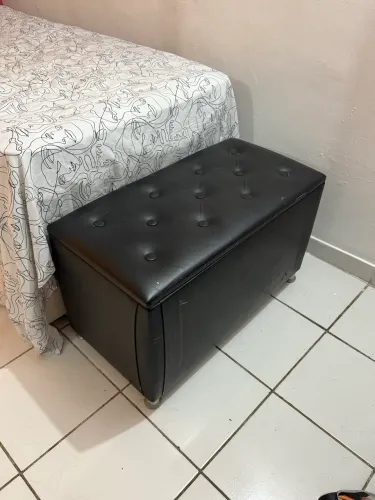 Baú Pufe Preto em Courino com Capitonê
