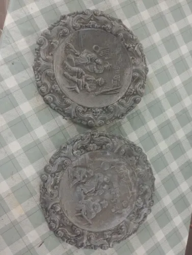 Dois pratos decorativos de estanho