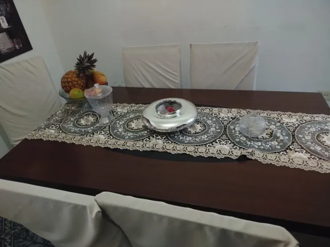 Mesa com 6 cadeiras acolchoadas vidro no meio