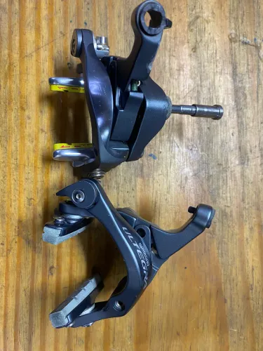 Vendo par de ferraduras de freio Shimano Ultegra, original.