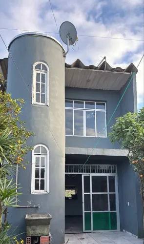 Aluga-se sobrado em Paranaguá