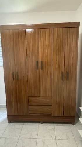 Vendo guarda-roupa de solteiro semi novo 1,90 de altura 1,38 largura retirar as