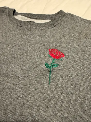 Blusa cinza com rosa vermelha M