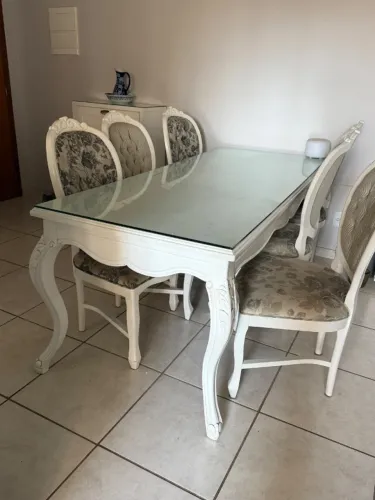 Mesa de jantar com cadeiras 